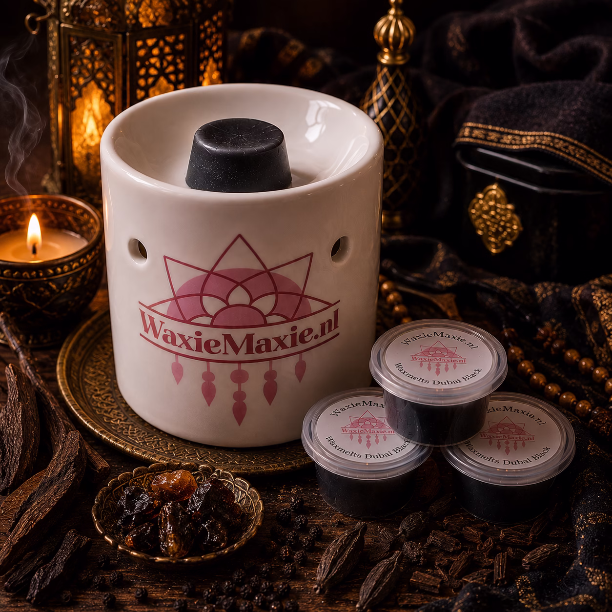 Waxmelts Dubai black 1 Waxmelts Dubai Black van Waxiemaxie.nl neemt je mee naar een wereld vol luxe en mysterie. Deze geur is intens en vol diepte, perfect